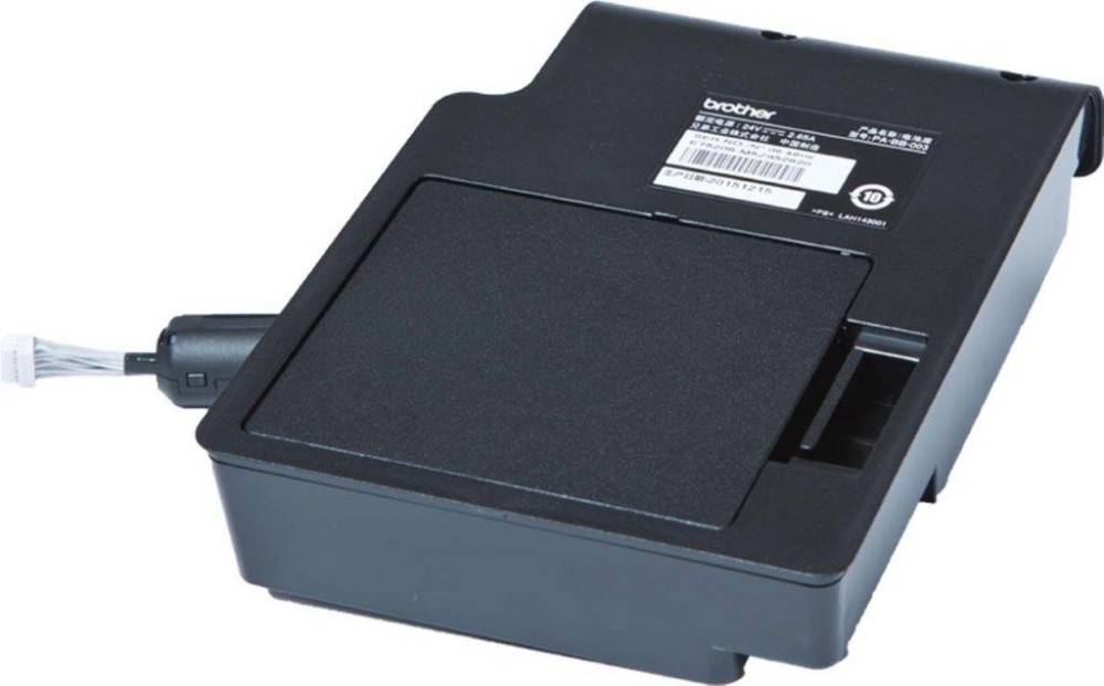 Ein Papierfach und Bedienfeld eines Druckers, auf dem oben rechts ein Teil des Brother-Logos zu sehen ist.