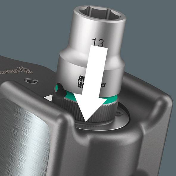 Ein Metalltool, das eine Einstellung erfährt, mit einem Pfeil, der auf einen Knopf zeigt und dessen Funktion zum Festziehen hervorhebt.