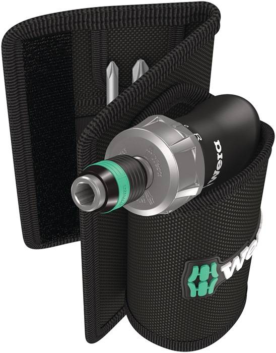 Ein Wera-Schraubendreher-Set in einem schwarzen Stoffetui mit sichtbaren Schraubendreherköpfen. Das Etui ist teilweise geöffnet und zeigt sein elegantes Design.