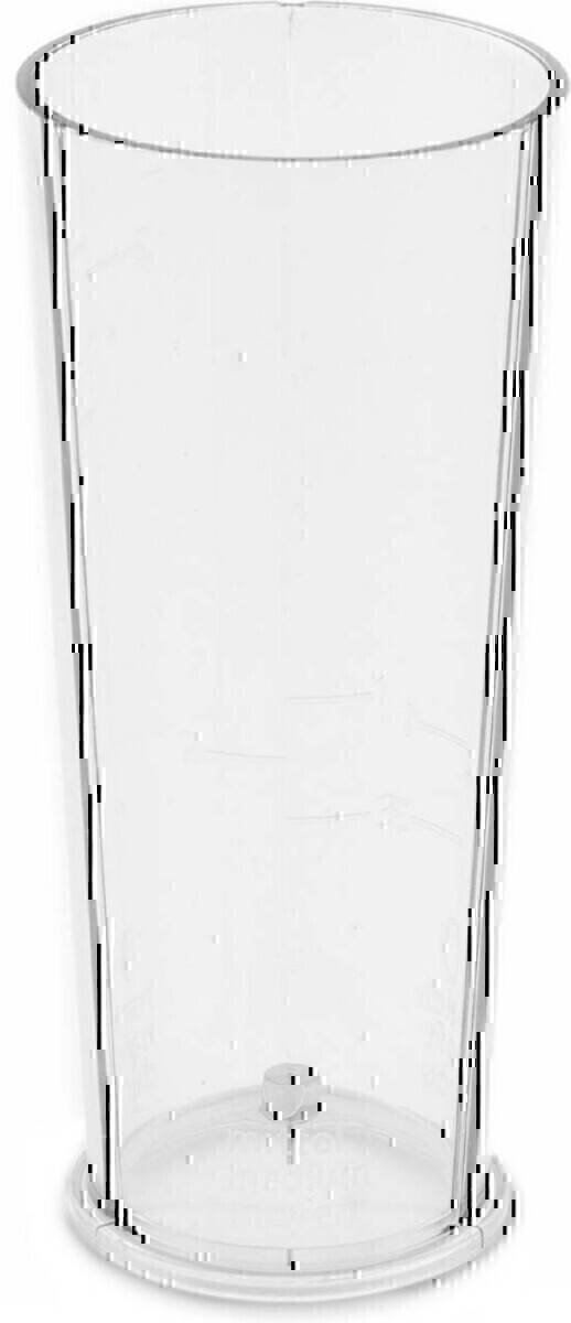 Ein hoher, klarer Trinkbecher mit leichter Spiegelung auf einem einfarbigen weißen Hintergrund.