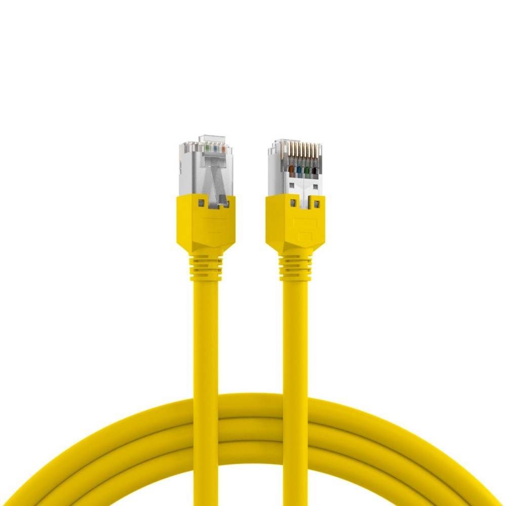 Gelbes Ethernet-Kabel mit zwei RJ45-Anschlüssen, verwendet für Netzwerkverbindungen, isoliert auf einem weißen Hintergrund.