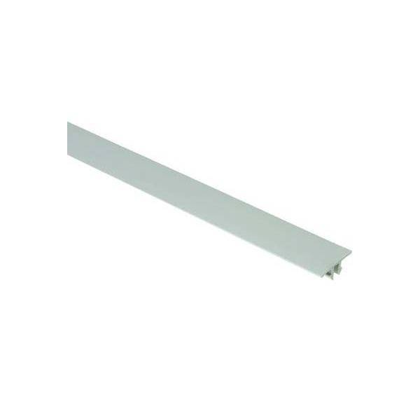 Ein langes, schmales, weißes Aluminium-Winkelprofil, das zur Verkleidung oder zum Kantenschutz in Bau- oder Heimwerkerprojekten verwendet wird.