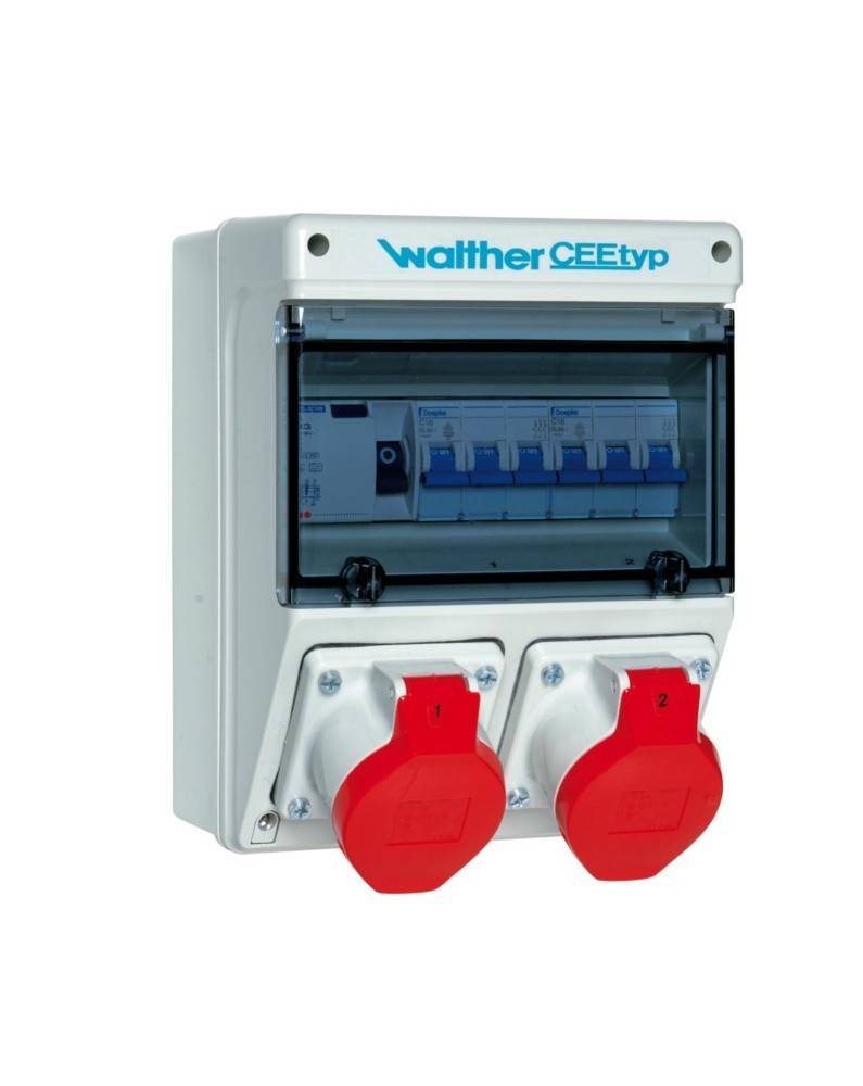Elektrische Stromverteilerdose mit zwei roten Steckdosen und einem transparenten Deckel, der Sicherungsautomaten zeigt. Markenbeschriftung liest sich 
