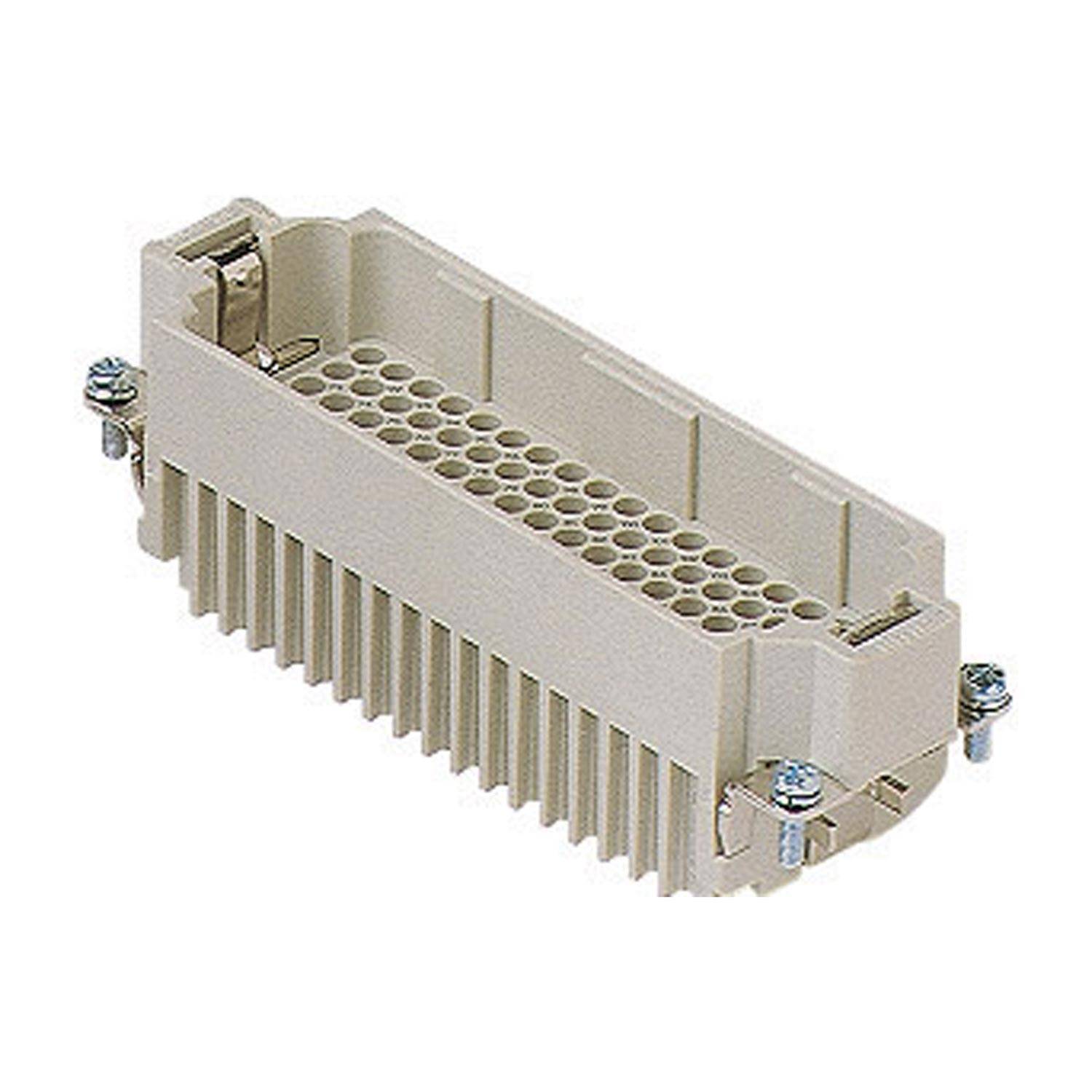 Eine Nahaufnahme eines beigen Mehrfach-Elektrosteckers mit Metallschrauben an beiden Seiten, der verwendet wird, um elektrische Schaltkreise sicher zu verbinden.