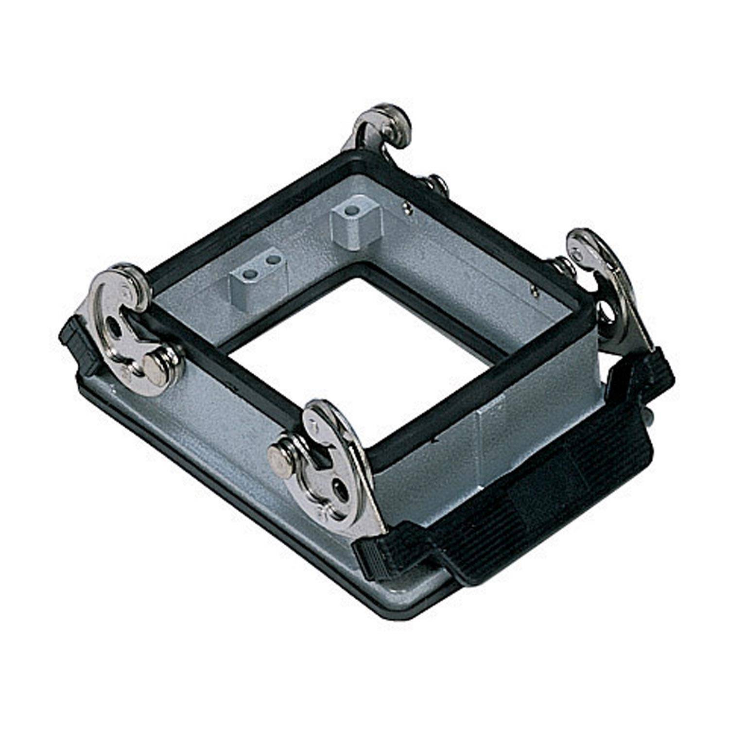 Ein Seilrolle aus Metall und Kunststoff mit vier Rollen, konzipiert zum Führen von Seilen oder Kabeln, mit quadratischer Grundplatte und verstellbarem Gurt.