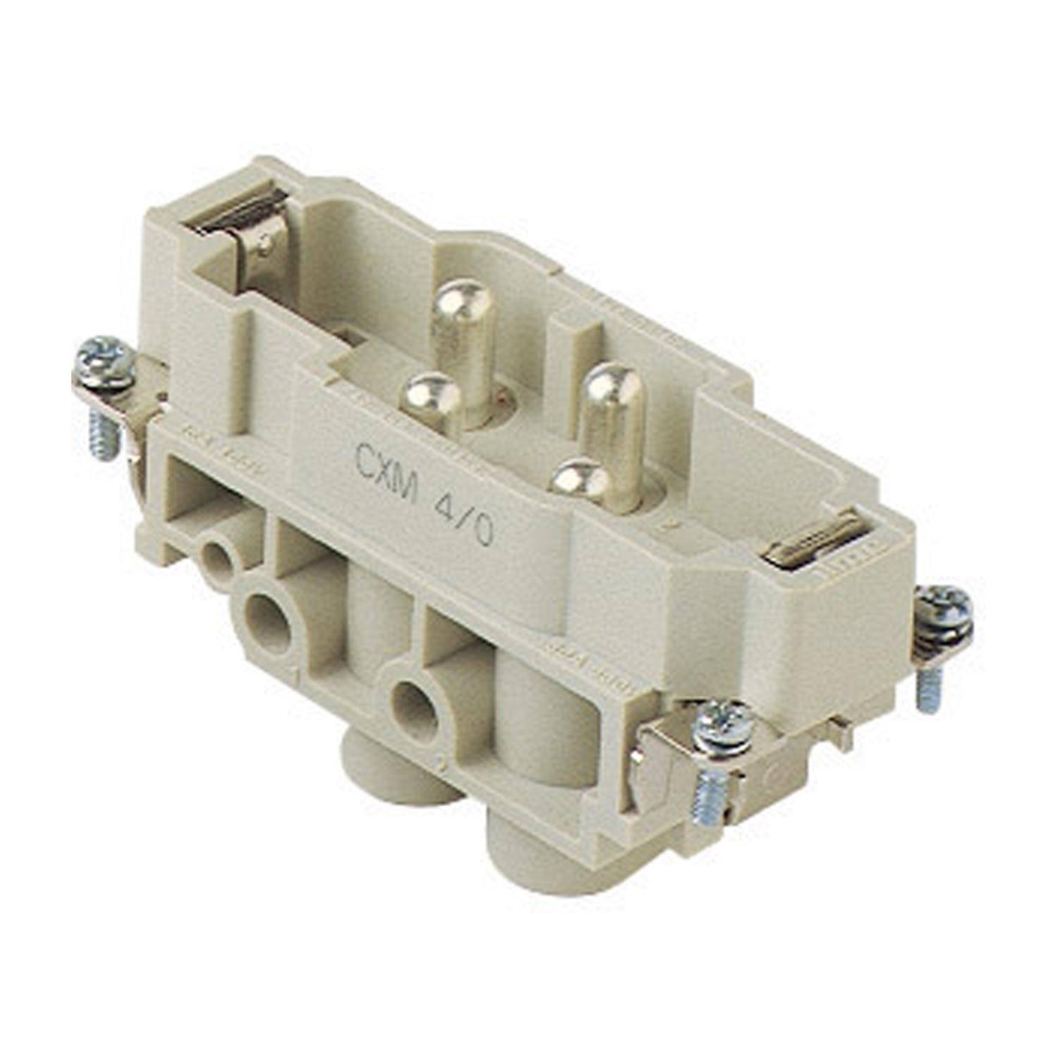 Ein beiger elektrischer Stecker mit drei Metallstiften und Schrauben. Auf der Oberfläche mit ‚CXM 4/0' markiert, verwendet für die Verbindung elektrischer Schaltkreise.