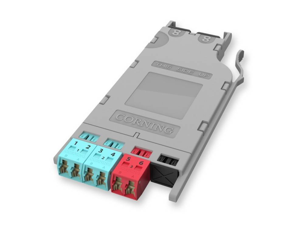 Corning Glasfaseroptikmodul mit sechs Anschlüssen, von 1 bis 6 beschriftet. Zwei Anschlüsse in blau und vier in rot, die Datenleitungen anzeigen.