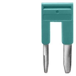Grüner Kunststoff-Elektrostecker mit 2 Pins und zwei Metallstiften auf weißem Hintergrund.