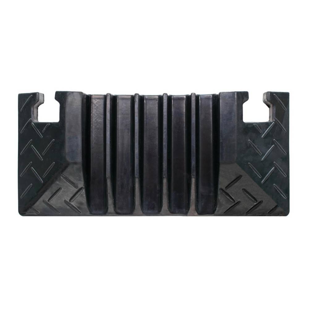 Ein schwarzer Gummitempomoderator mit vertikalen Rillen und einem strukturierten Rauten-Muster auf beiden Seiten, konzipiert zur Kontrolle der Fahrzeuggeschwindigkeit.