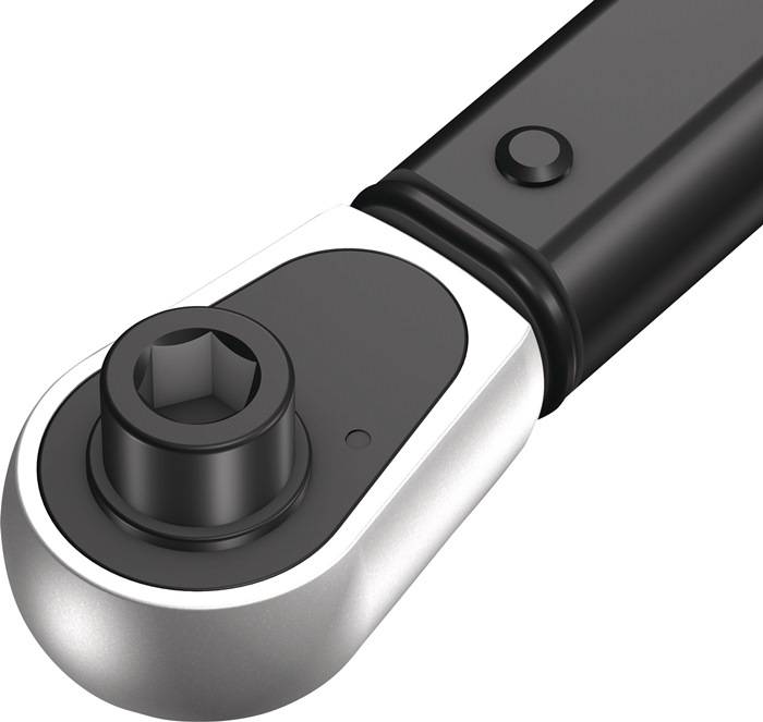 Eine Nahaufnahme eines metallischen Ratschenkopfes mit Stecknuss, ausgestattet mit einem schwarzen Griff.