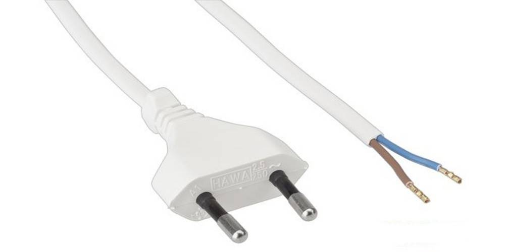 Ein weißer europäischer Stecker mit zwei runden Stiften, der an ein Kabel angeschlossen ist.