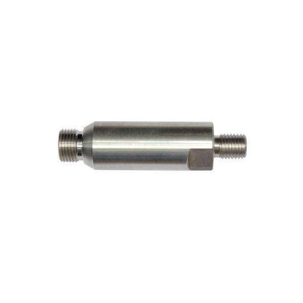 Ein kleiner metallischer zylindrischer Verbinder oder Adapter mit Gewindelenden, isoliert auf weißem Hintergrund dargestellt.