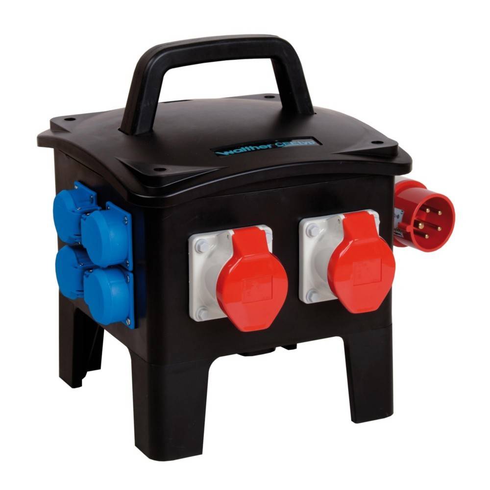 Tragbare Stromverteilungseinheit mit schwarzem Gehäuse, ausgestattet mit mehreren blauen und roten Steckdosen für elektrische Anschlüsse und einem roten Stecker.