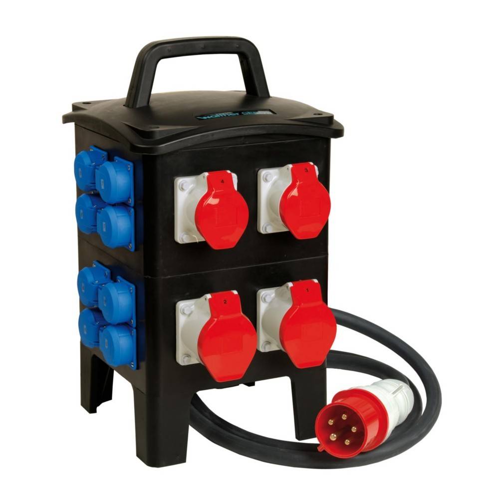 Eine mobile Stromverteilungsbox mit mehreren roten und blauen Elektrosteckdosen und einem robusten schwarzen Kabel mit angeschlossenem Stecker.