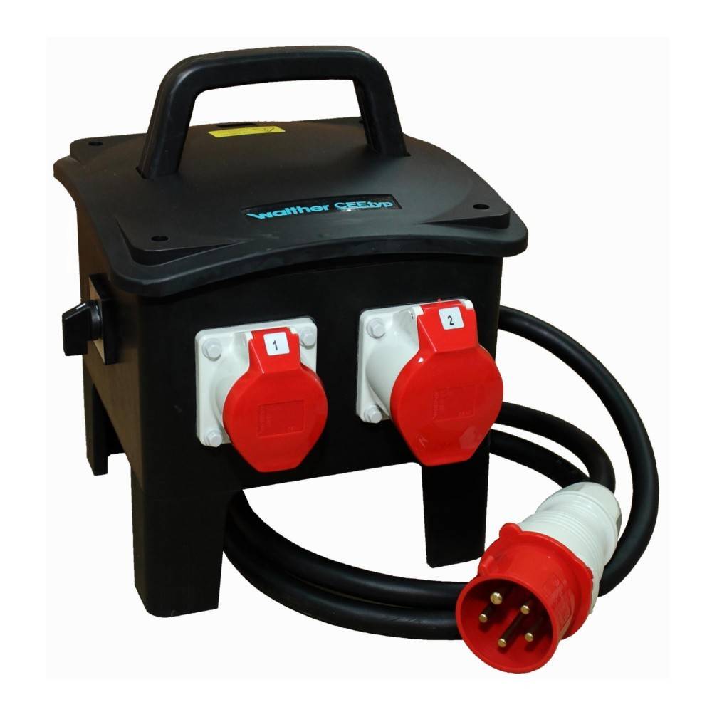 Eine mobile schwarze Stromverteilungseinheit mit zwei roten Steckern, die mit '1' und '2' beschriftet sind, einem dicken schwarzen Kabel und einem Griff oben.