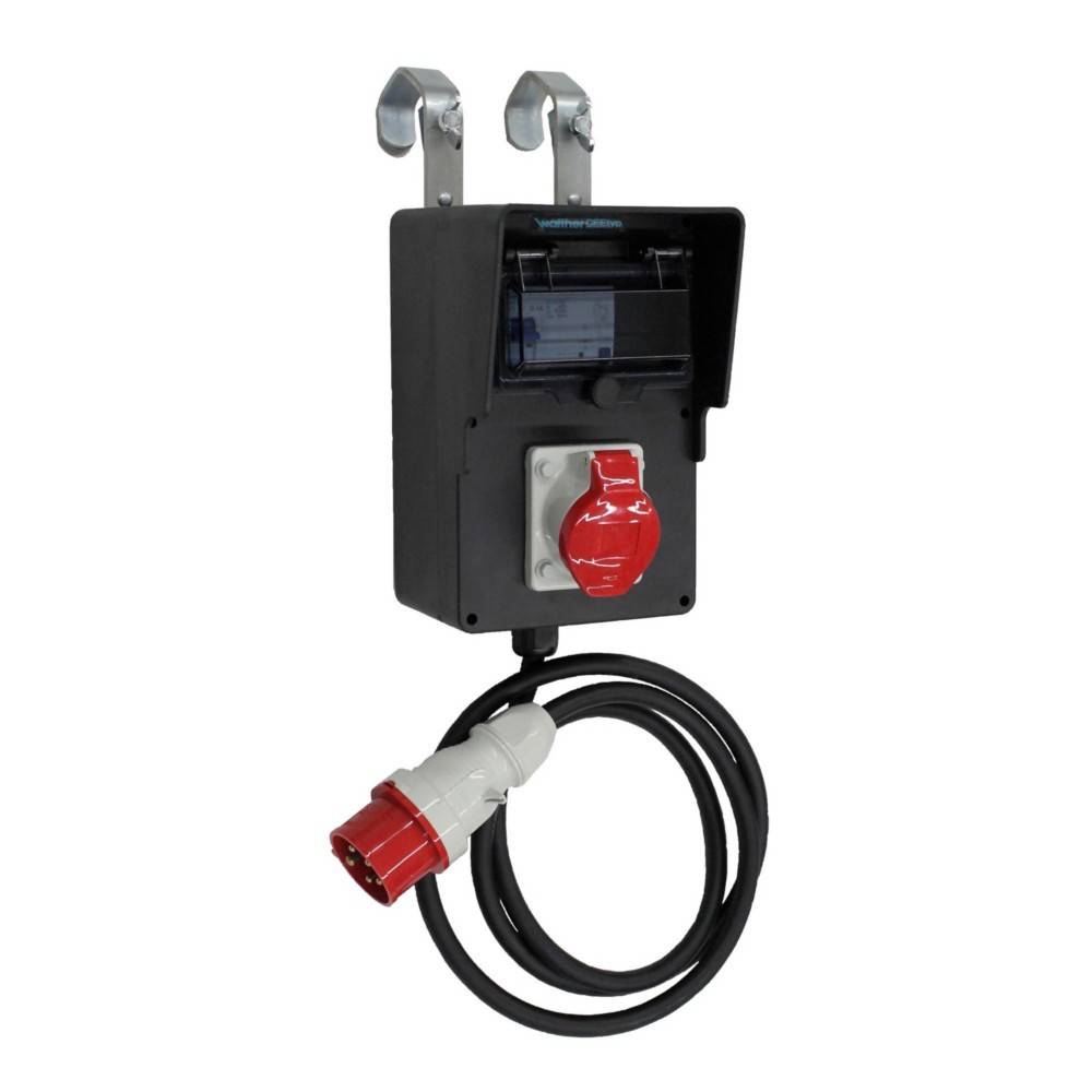 Eine schwarze industrielle Steckdose mit einem roten Stecker, an einer Wand montiert. Zwei Metallhaken sind an der Oberseite zum Aufhängen von Kabeln sichtbar.