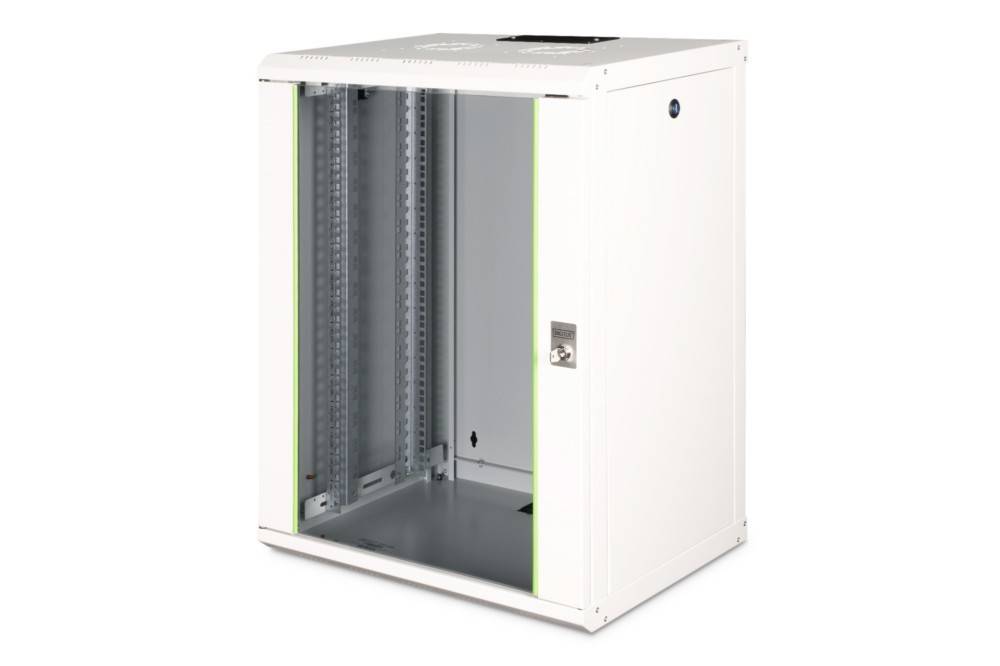 Ein weißes, metallenes Serverschrank-Gehäuse steht leer und verfügt über belüftete Seiten, eine abschließbare Frontplatte und einen offenen Rücken, und wird zur Organisation von Hardware verwendet.