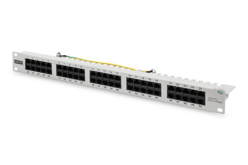 Ein weißes, in einem Rack montiertes Netzwerk-Patchpanel mit 50 nummerierten Anschlüssen, das zur Organisation von Ethernet-Kabeln in Rechenzentren oder Netzwerkumgebungen verwendet wird.