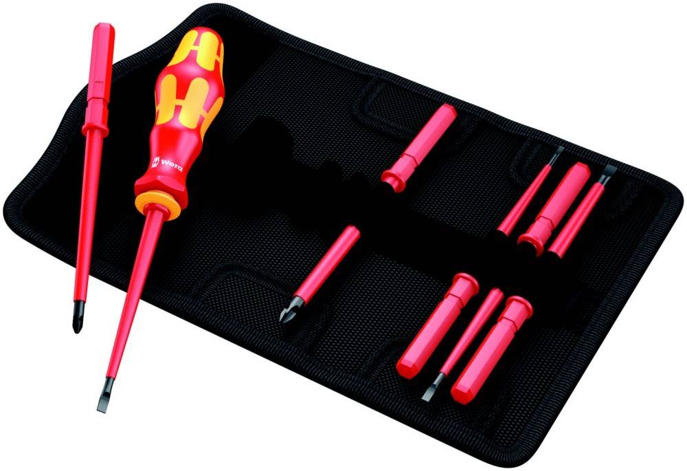 Eine Reihe isolierter Schraubendreher mit roten und gelben Griffen in einer schwarzen Werkzeugtasche. Die meisten Schraubendreher sind ordentlich in der Tasche befestigt.