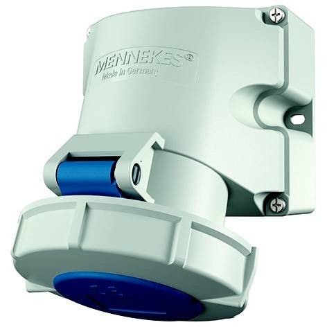 Industrieller elektrischer Stecker und Steckdose mit wandmontiertem Gehäuse und Klapdeckel, dargestellt in Weiß und Blau auf einfachem Hintergrund.
