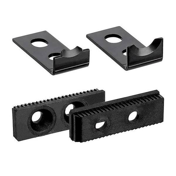 Vier schwarze Metallbefestigungsclips mit Schraubenlöchern, dargestellt in zwei verschiedenen Designs auf weißem Hintergrund.