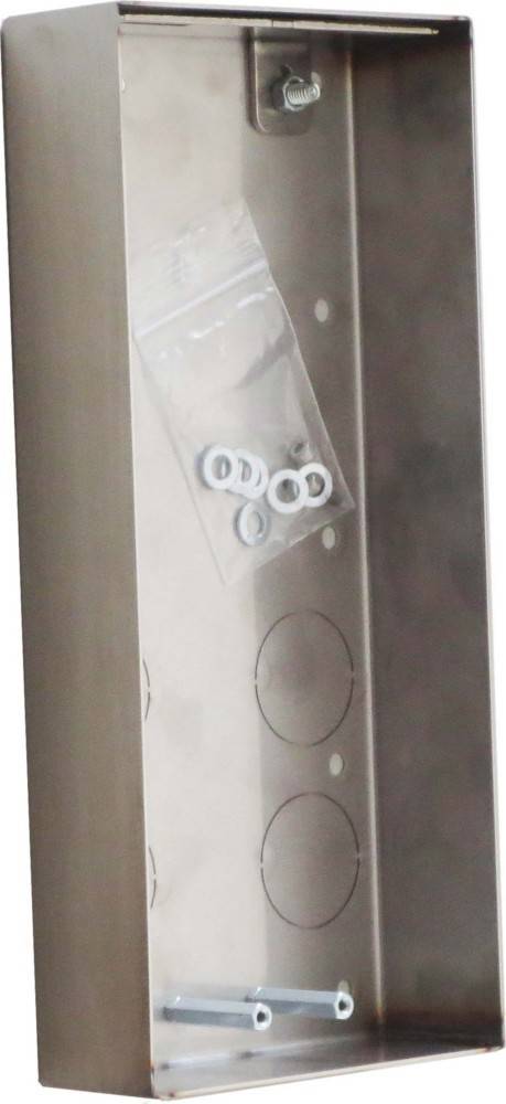 Eine Metallsteckdosenbox verfügt über mehrere kreisförmige Ausbrechöffnungen und einen kleinen Plastikbeutel mit weißen Unterlegscheiben, der an ihrer Seite befestigt ist.