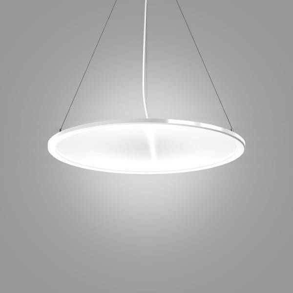 Runde weiße Pendelleuchte, die an Kabeln hängend von der Decke herabfällt und sanft gegen einen grauen Hintergrund leuchtet.