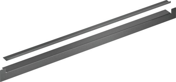 Zwei lange graue Metallschienen oder Kanalstreifen, diagonal auf weißem Hintergrund dargestellt.