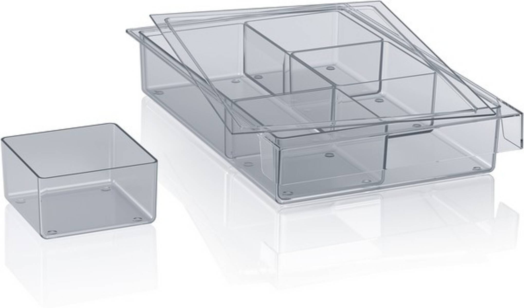 Transparente Kunststoff-Aufbewahrungsbox mit Klappdeckel und vier Fächern, gezeigt mit einem separaten, passenden Behälter daneben.