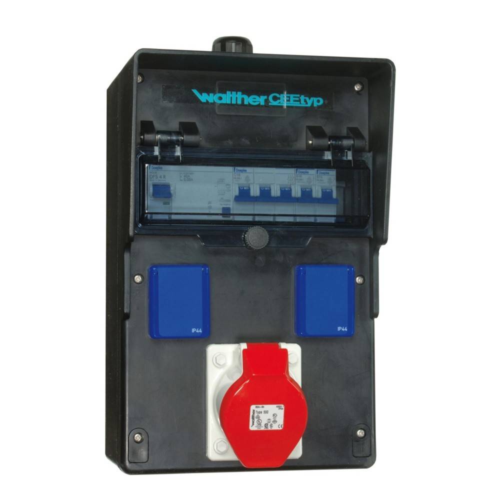 Elektrische Stromverteilungsanlage mit Sicherungsautomaten, blauen und roten Steckdosen. Walther CEtyp-Markenlogo ist am Schaltschrank sichtbar.