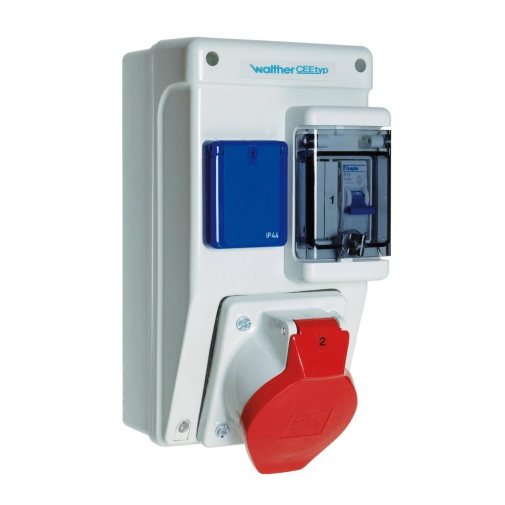 Ein wandmontiertes industrielles Steckdosenpanel mit einer Schutzabdeckung und einem roten Netzschalter, gekennzeichnet mit 'Walther CEETyp' und 'IP44'.
