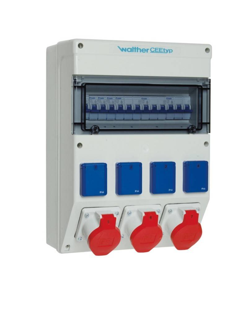 Elektrische Verteilerdose mit Sicherungsautomaten und sechs Anschlüssen; drei blaue Anschlüsse mit der Beschriftung „P40