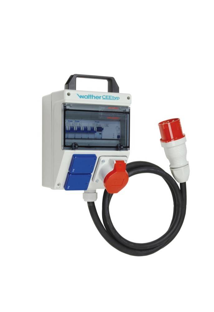 Elektrische Verteilerdose mit mehreren Steckdosen und einem roten Netzteil, verwendet zum Anschluss verschiedener Geräte an eine Stromquelle.