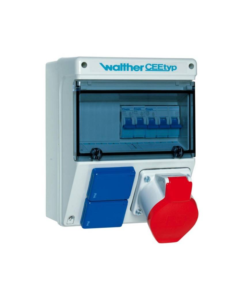 Eine weiße und blaue elektrische Stromverteilungseinheit mit Schaltern und Steckdosen, darunter eine markante rote kreisförmige Steckdose auf der Vorderseite.