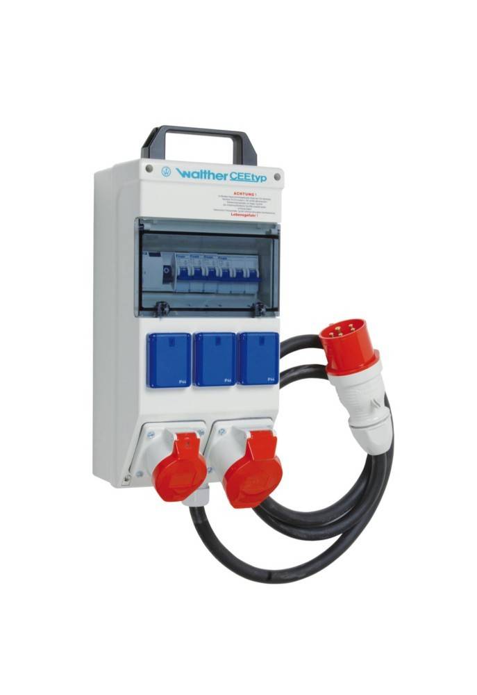 Tragbare Stromverteilungseinheit mit vier blauen Steckdosen und zwei roten Steckdosen. Ein schwarzes Kabel ist mit einer roten Steckdose verbunden.