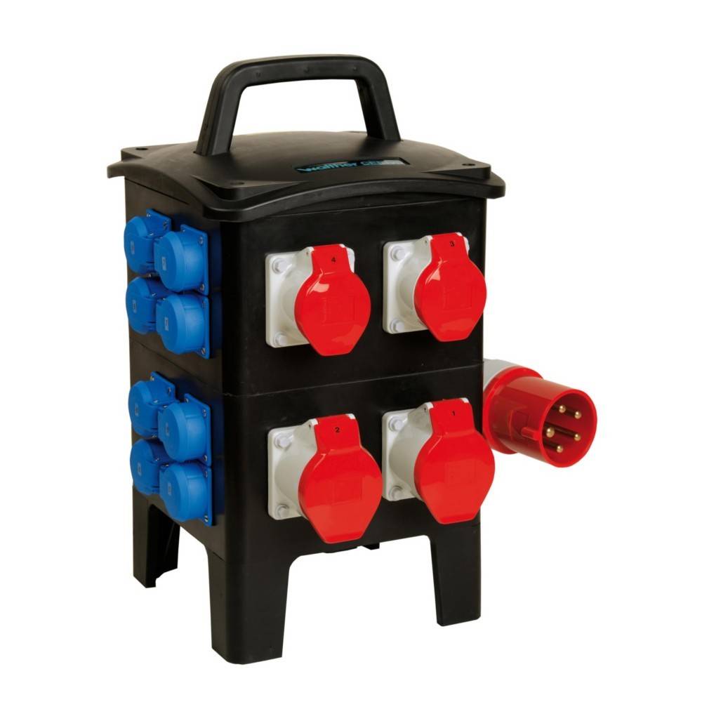 Eine schwarze, tragbare Stromverteilungsbox mit Griff, ausgestattet mit mehreren roten und blauen Steckdosen und einem großen roten Stecker an ihrer Seite.