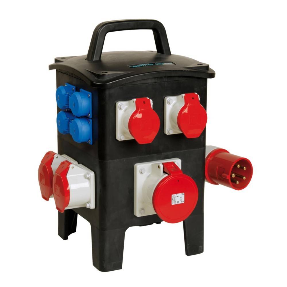 Eine schwarze mobile Stromverteilungseinheit mit mehreren roten und blauen Steckdosen und einem großen roten Stecker, konzipiert für robuste elektrische Verbindungen.