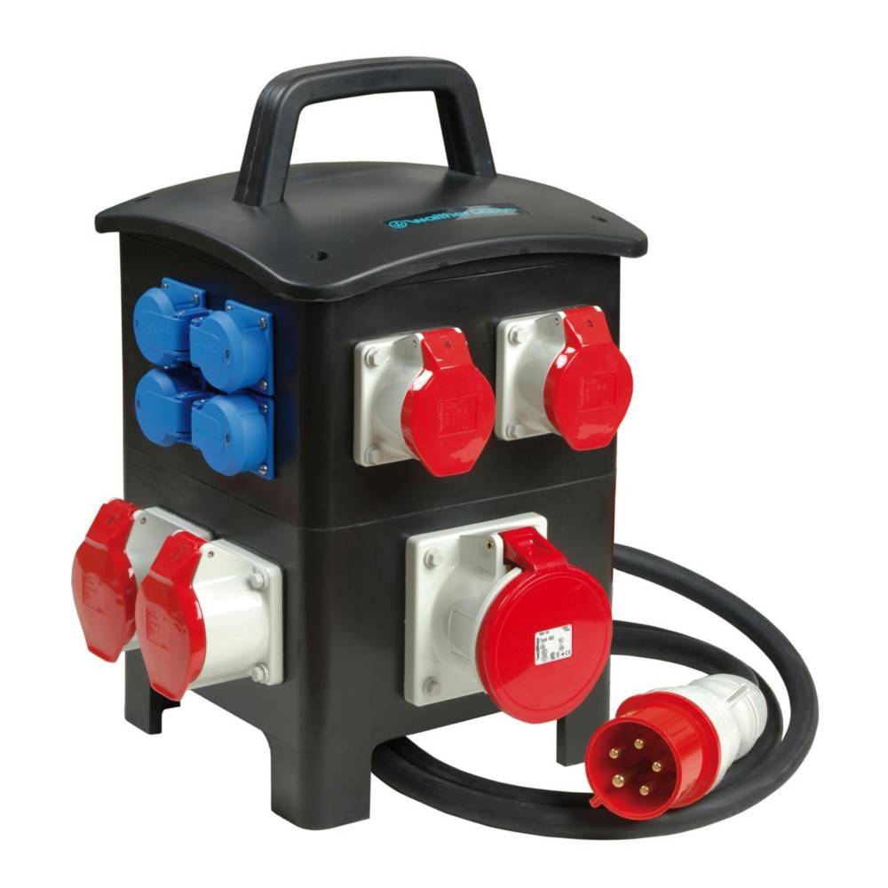 Eine schwarze elektrische Verteilerdose mit mehreren roten und blauen Anschlüssen und einem dicken schwarzen Kabel mit einem großen Stecker.