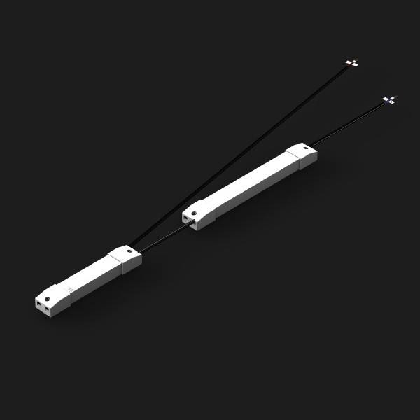 Zwei weiße lineare LED-Leuchten mit schwarzen Stromkabeln, diagonal auf dunklem Hintergrund dargestellt.