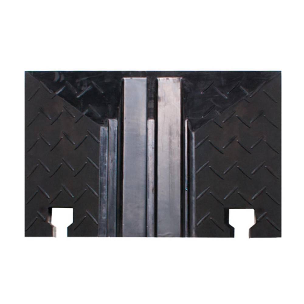 Ein schwarzer Gummikeil mit strukturierter Oberfläche und Rillen, der zur Fahrzeugsicherheit verwendet wird, um das Rollen zu verhindern.