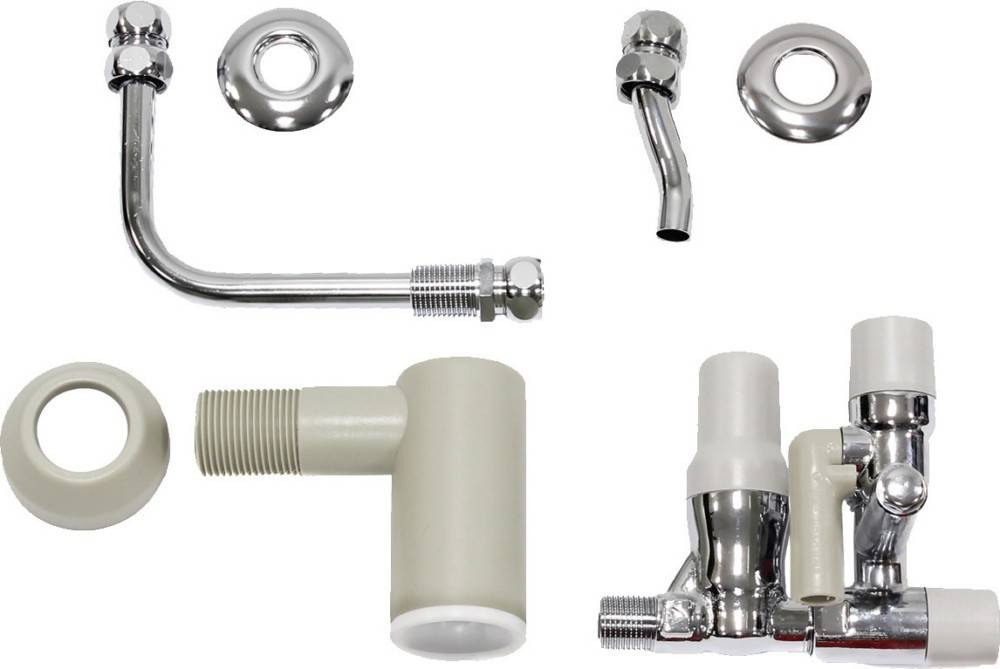 Sammlung von Klempnerteilen, darunter verchromte und beige Armaturen, Verbindungsstücke und Rohre, auf weißem Hintergrund angeordnet.
