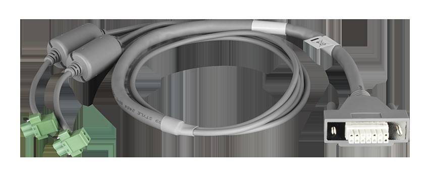 Ein verschnörkelter grauer elektrischer Kabel mit weißen Anschlüssen an jedem Ende, der auf einer flachen Oberfläche liegt.