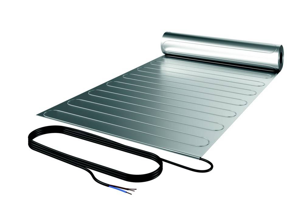 Eine elektrische Infrarot-Fußbodenheizmatte mit Verkabelung, die zur Installation unter Bodenbelägen entwickelt wurde, um beheizte Oberflächen zu erzeugen.