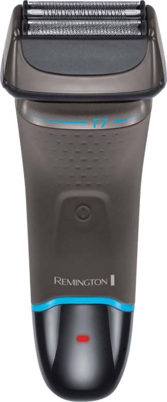Ein schwarzer elektrischer Rasierer von Remington mit einer blauen 'F7'-Bezeichnung nahe der Oberkante, ausgestattet mit einer strukturierten Griffoberfläche und LED-Anzeigen.