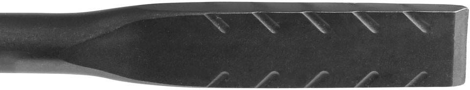 Ein Nahaufnahmebild einer dunklen Metalloberfläche mit einem Riffelblech-Muster, das erhobene diagonale Linien für Textur und Grip aufweist.