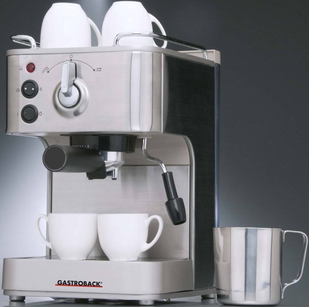 Eine Espressomaschine mit Metalloberfläche, ausgestattet mit einer Dampfdüse, zwei weißen Tassen oben und einer Tasse darunter, bereit zur Kaffeezubereitung.