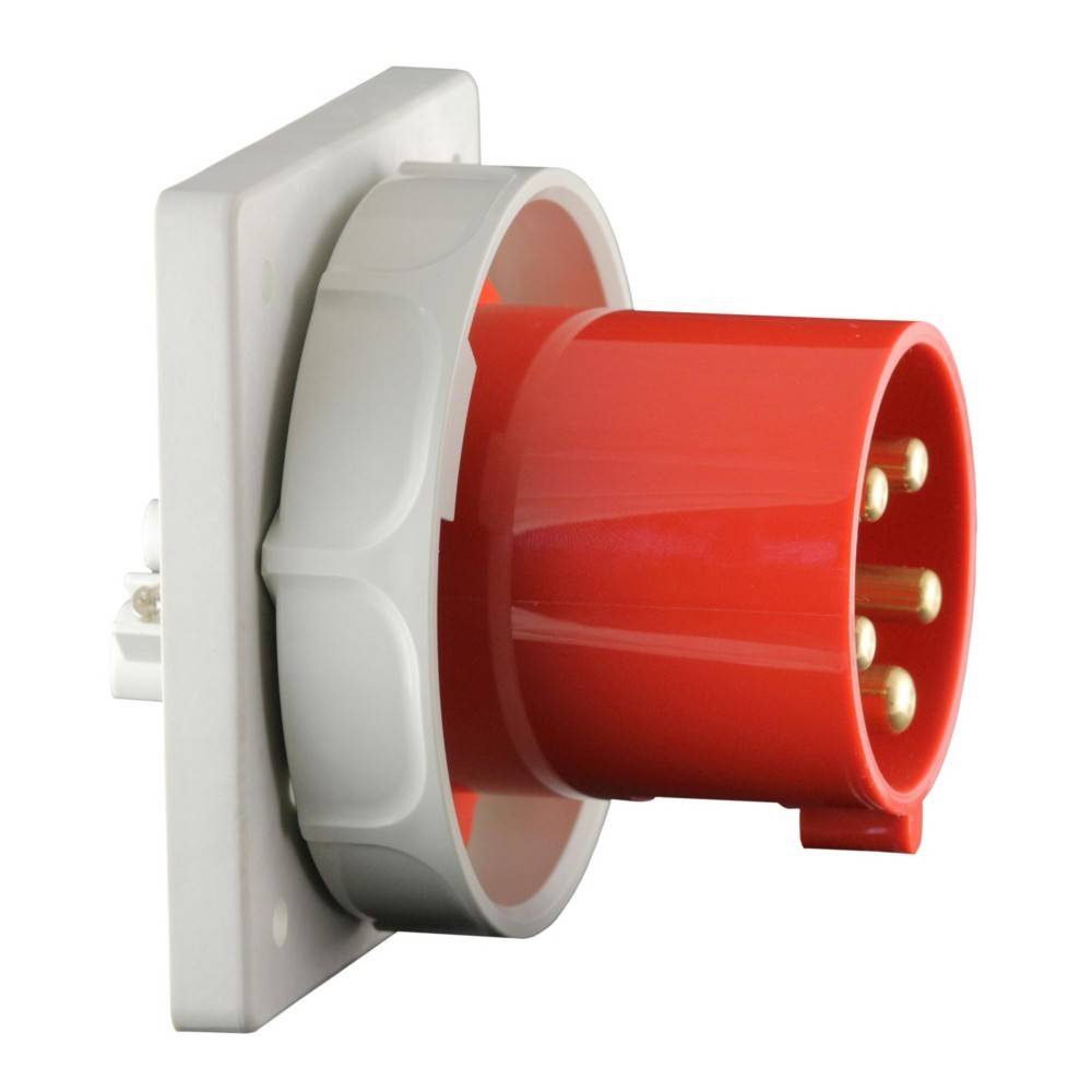 Ein roter industrieller Elektrostecker, der teilweise in eine weiße Steckdose eingesteckt ist, wobei die vier Metallkontakte am Stecker sichtbar sind.