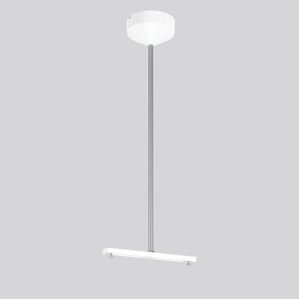 Weiße minimalistische Hängeleuchte mit schlankem vertikalem Stiel und schmaler horizontaler Lichtleiste auf grauem Hintergrund.