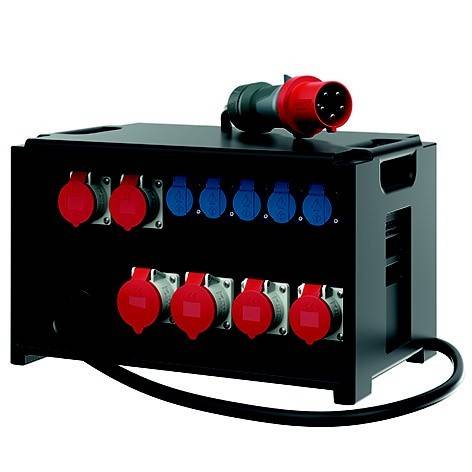 Tragbare schwarze Stromverteilungsbox mit mehreren roten und blauen Elektrosteckdosen und einem roten Stecker oben, mit angeschlossenem Kabel.