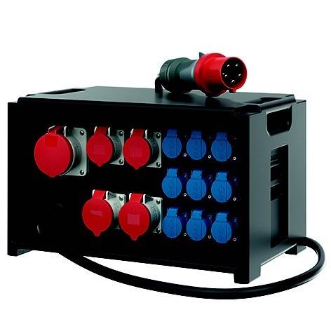 Tragbare industrielle Stromverteilungsbox mit mehreren roten und blauen Steckdosen und angeschlossenem Kabel